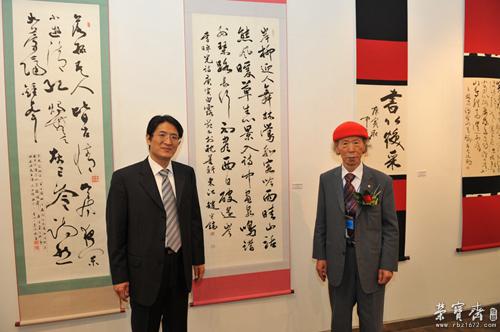 2010年11月策划中韩名家书法邀请展,和韩国书法界耆宿赵守镐先生合影