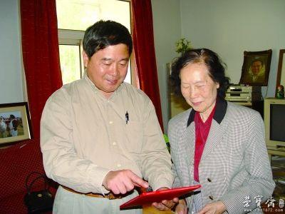 2006年6月8日,作者看望廖静文.作者提供